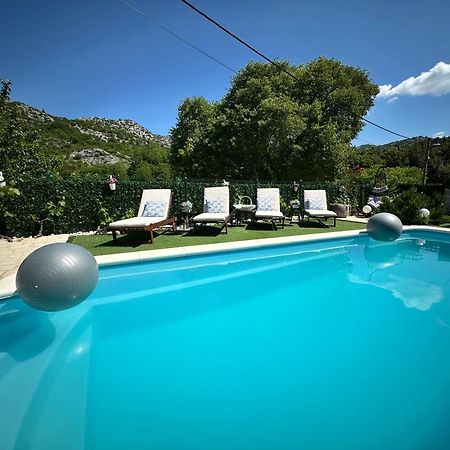 Villa Ivona With Swimming Pool And Jacuzzi Oslje Exteriér fotografie