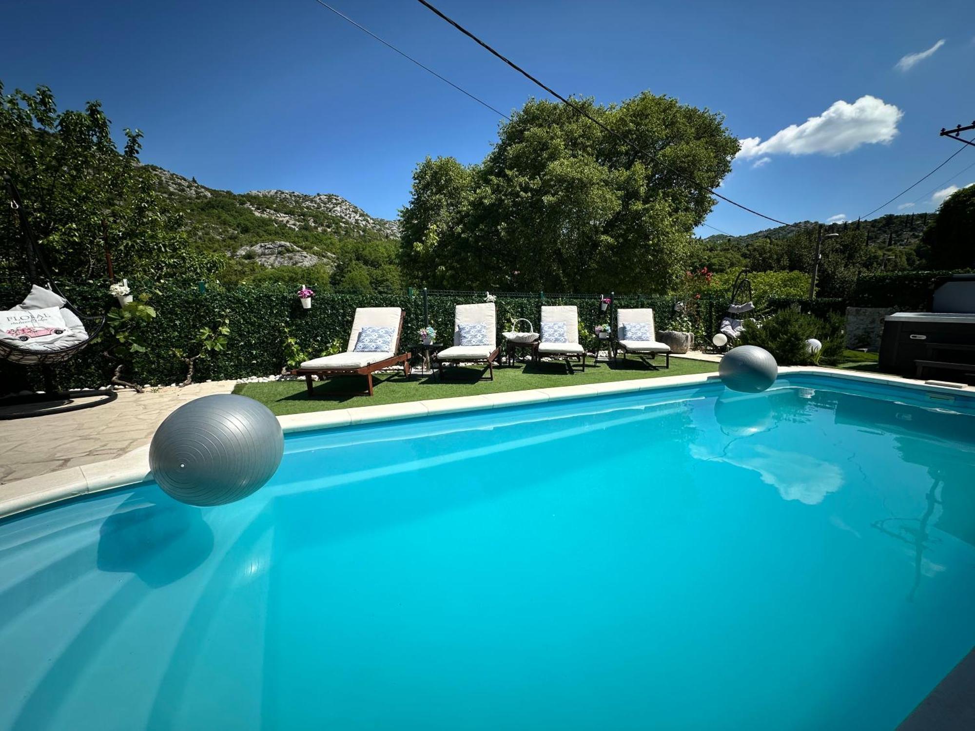 Villa Ivona With Swimming Pool And Jacuzzi Oslje Exteriér fotografie