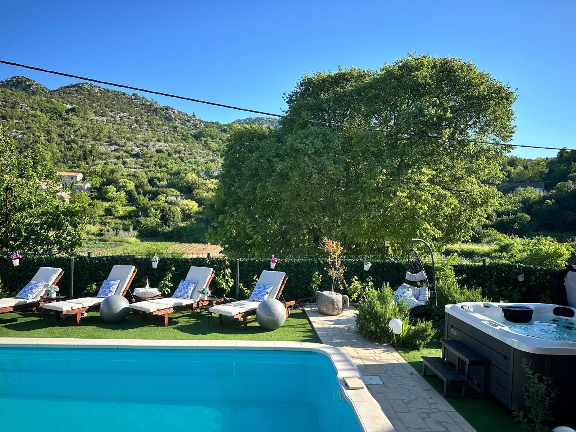 Villa Ivona With Swimming Pool And Jacuzzi Oslje Exteriér fotografie