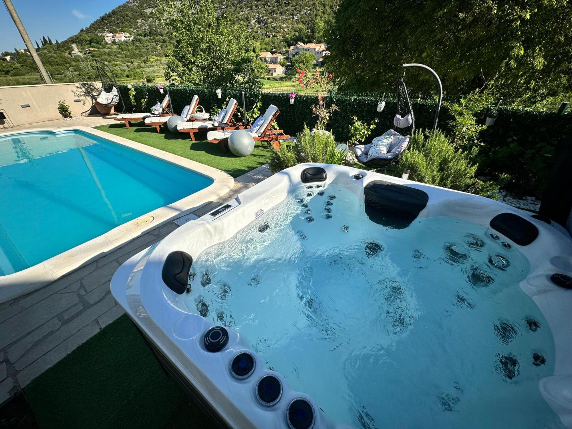 Villa Ivona With Swimming Pool And Jacuzzi Oslje Exteriér fotografie