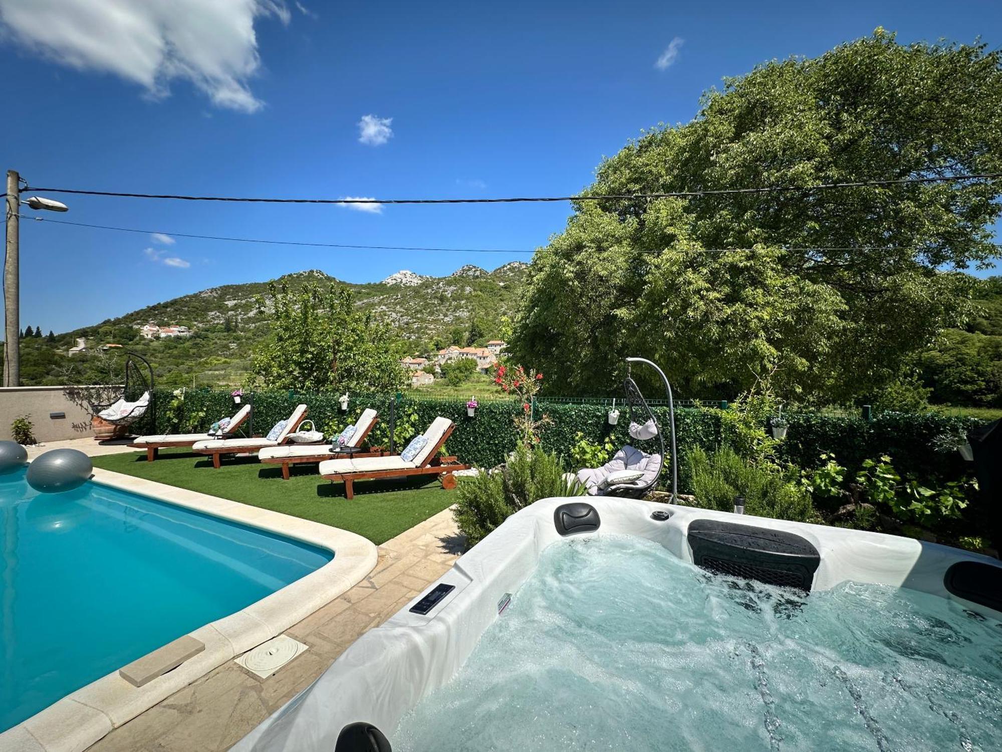 Villa Ivona With Swimming Pool And Jacuzzi Oslje Exteriér fotografie