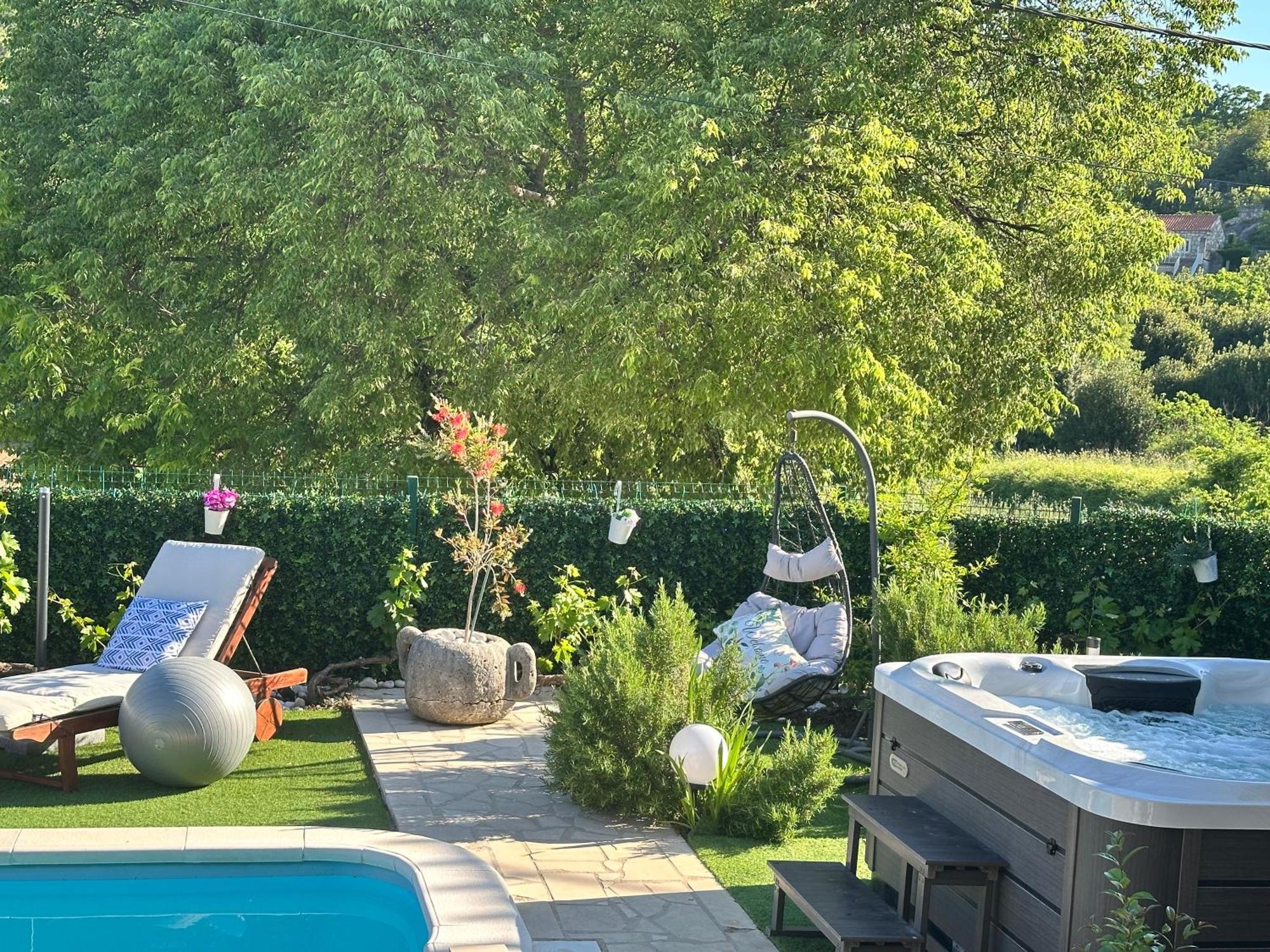 Villa Ivona With Swimming Pool And Jacuzzi Oslje Exteriér fotografie